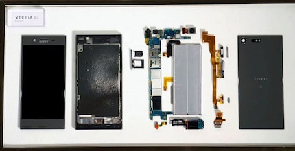 La batterie de l’XPeria XZ Premium de Sony prend beaucoup de place. C’est ce pavé de couleur grise que l’on voit ici sur la photo