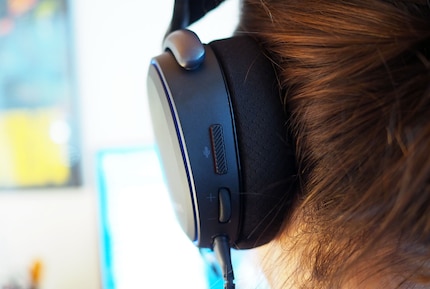 The volume wheel and microphone on/off button are easy to reach.