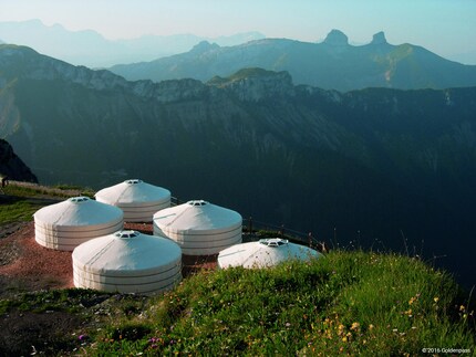 Village de yourtes avec vue imprenable. Source: © GoldenPass - MOB