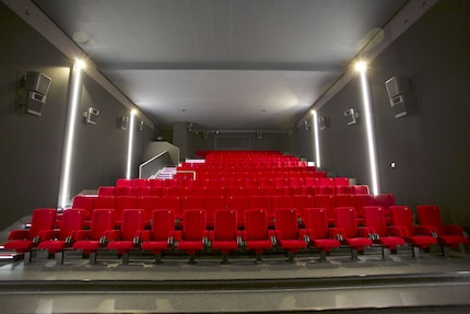 Fini le cône de lumière au-dessus des têtes. Le plan de la salle est encore plus incliné.