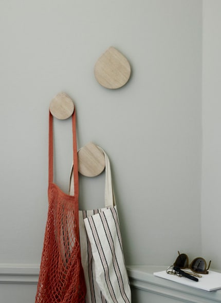 2 in 1: this wall decoration is also a practical coat hook. Image: Skagerak