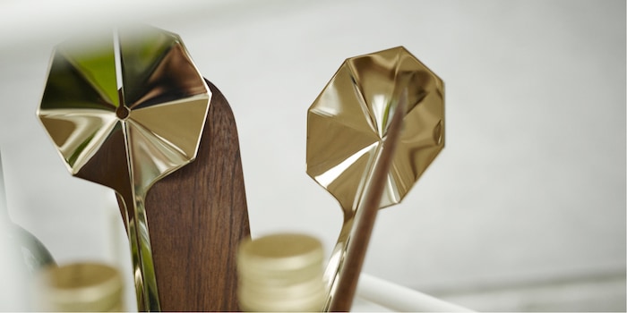 Gutes Design zeigt sich im Querdenken: statt in gewohnter Löffelform glänzt dieses Salatbesteck mit organischer Form, die an Pflanzenblätter erinnert. Gutes Design zeigt sich im Querdenken: statt in gewohnter Löffelform glänzt dieses Salatbesteck mit organischer Form, die an Pflanzenblätter erinnert.