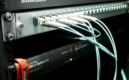  Câbles à fibre optique reliés au lecteur derrière le mur de LED.