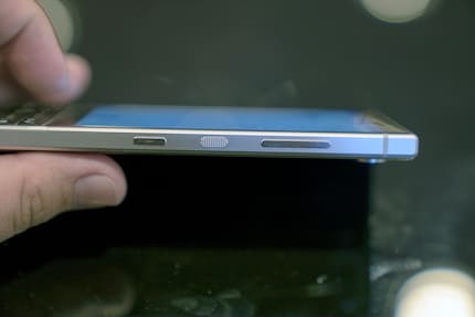 Alle Seitenknöpfe sind an der rechten Seite angebracht