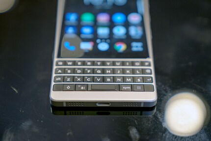 Das metallfarbene KeyTwo macht definitiv mehr her als sein schwarzer Kollege