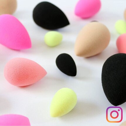 Die Schwämme von Beautyblender sind in unterschiedliche Farben erhältlich, wobei jedem eine andere Funktion innewohnt.