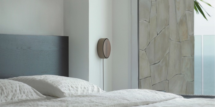 Die Kombi macht's: Eine Hülle aus Walnussholz und Aluminium macht diese Ladestation deko-freundlich. Die Kombi macht's: Eine Hülle aus Walnussholz und Aluminium macht diese Ladestation deko-freundlich.