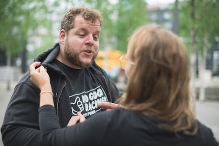 When Stephanie and I look for lice, we're not discreet and people around find the situation comical.