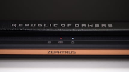 Die Rückseite des Notebooks beherbergt keine Anschlüsse und hebt sich, wenn du das Display aufklappst.