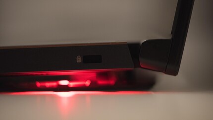 Das Notebook wächst bei geöffnetem Display um 6 mm und leuchtet beidseitig den Tisch an.