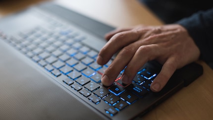 Die Tastatur befindet sich direkt am unteren Rand der Base. So macht auch die mitgelieferte Handballenauflage Sinn.