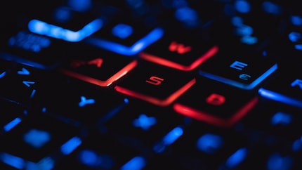 Leider kann nicht jede Taste einzeln in Sachen LED-Farbgebung konfiguriert werden.