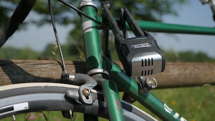 Huit fentes permettent au bruit de s'échapper et donnent à la serrure l'aspect d'un microphone vintage.