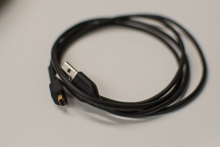 Le câble USB est inclus. Pour les autres câbles, un jack par exemple, c’est à vous de les acheter.