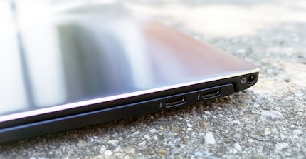 Asus saves on the connections.