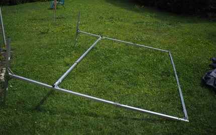 Die Leinwand ist einfacher als jedes Iglu-Zelt aufgestellt.