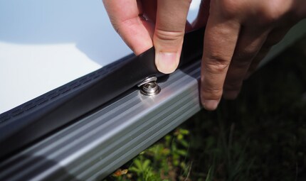 Das Leinwandtuch lässt sich einfach montieren.