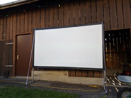 Die 2200 Lumen des Benq W1700 kommen gegen Tageslicht nie und nimmer an.