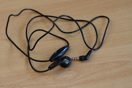 L’écouteur (sans «s»)