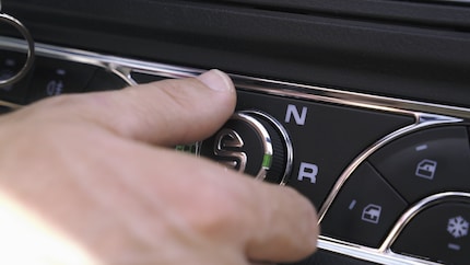Shifting gears: Turn the knob to select your driving mode.