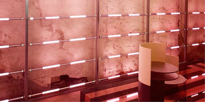 Auf der Mailänder Möbelmesse war die Farbe hoch im Kurs. Hier bei der Ausstellung der niederländischen Firma, die Innenarchitekten mit spannenden Materialien für ihre Projekte versorgt – «Baars & Bloemhoff»