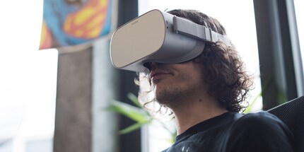 Bei der Nase dringt etwas Licht in die Brille.