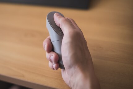 Die Fernbedienung liegt sehr gut in der Hand.