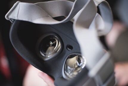 Ein Sensor erkennt, wann du die Brille auf- oder absetzt.