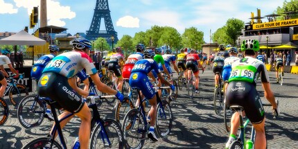 Rennradsport wie im TV: Die Profis kämpfen sich auf der Champs-Élysées dem Ziel entgegen.
