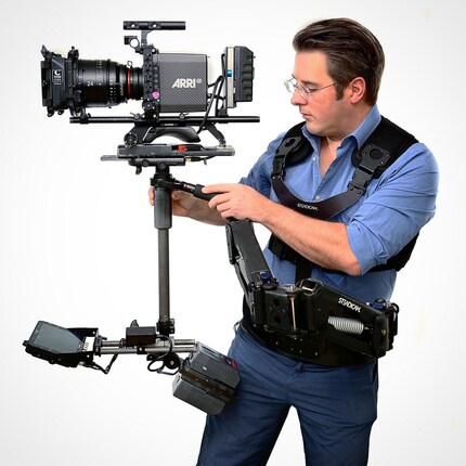 Eine moderne Steadicam mit einer Arri-Kamera darauf