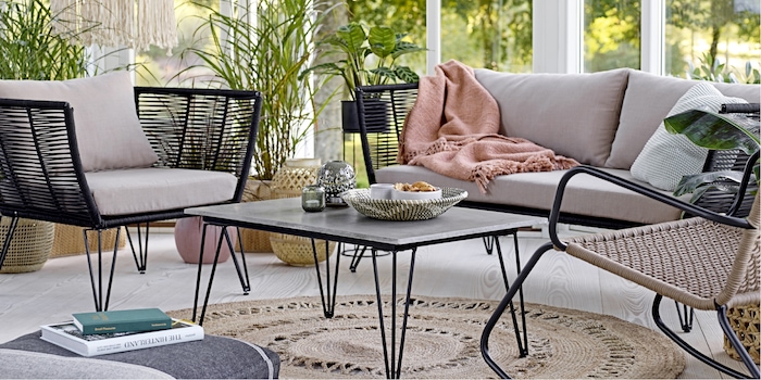 Solidement ficelé, le tressage est utilisé dans le domaine de l'ameublement et des accessoires. Solidement ficelé, le tressage est utilisé dans le domaine de l'ameublement et des accessoires.