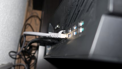 Many connections are practical, but the cables behind the furniture stress me out from this perspective.