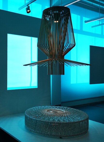 Hängeleuchte «Allegro» aus verchromte, glänzenden Metall für Foscarini, Beistelltisch für Möbelproduzent B&B Italia.