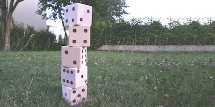 Die Würfel warten darauf, über den Rasen gerollt zu werden.