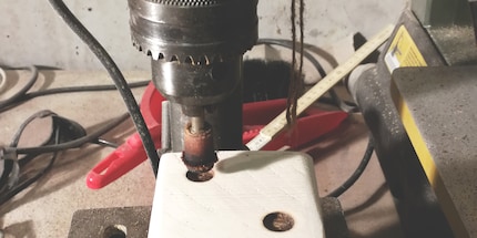 Meine Rettung: Ein alter Standbohrer aus der Werkstatt meines Vaters.