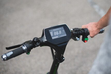 Battery status, speed, covered distance, light – there’s not much more being displayed.