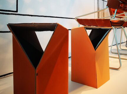 Der schlichte Hocker aus Leder und Metall besticht durch eine ausgeklügelte Konstruktion allein, Zürich 2018