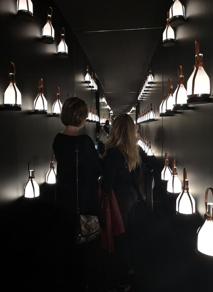 Mittels Multiplikation werden einzelne Leuchten zum Must-have für dein «Mirror selfie», Mailand 2018