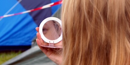 Le miroir plat sans lumière tu tiens en bas