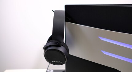 Einen ausklappbaren Kopfhörerhalter gibt es ebenfalls.