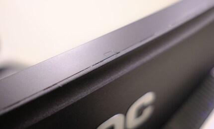 Die Verarbeitung ist abgesehen vom oberen Rand, wo der Plastik leicht ausfranst, tadellos.