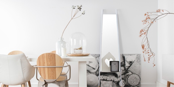 Lean back: this mirror is stable without the hassle of drilling.