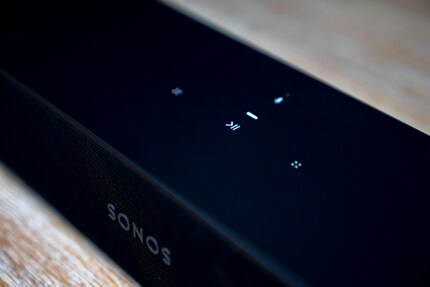 Die Bedienelemente sind selbsterklärend, das Mikrofon kann bei Bedarf deaktiviert werden