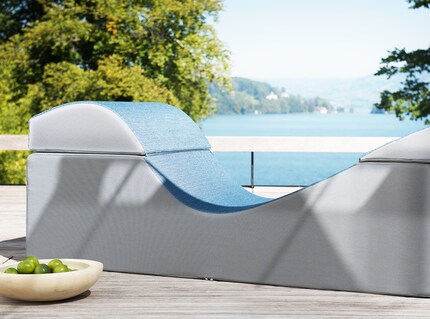 Schlau verpackt: Die Kissen lassen sich verschieben und passen perfekt in den Hohlraum zum Verstauen. Bild: Arit