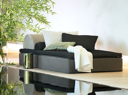 Ein Tagesbett, das zum Sofaersatz im Freien wird. Bild: Arit