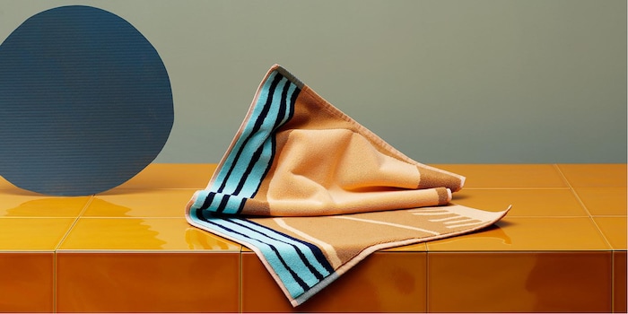 Aus einzelnen Fäden werden die Zeichnungen zu Frotteewäsche gewoben.