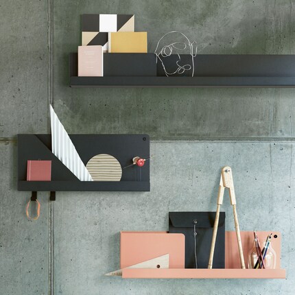 Avec quelques objets de décoration disposés ça et là, les étagères «Folded Shelves», dans un jeu d'assemblage, sont du plus bel effet.