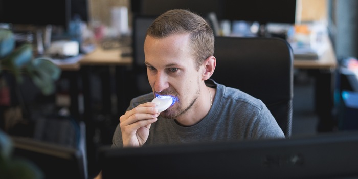 Während der Arbeit (oder auch zu Hause) anwendbar: Das Advanced Teeth Whitening Kit von goBright