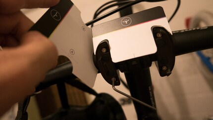 Die Installation ist einfach und wird in der App anschaulich erklärt, Schablonen helfen bei der Positionierung.
