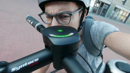 Auge in Auge mit dem Eyecatcher: Der SmartHalo ist ein schönes Stück Technik.